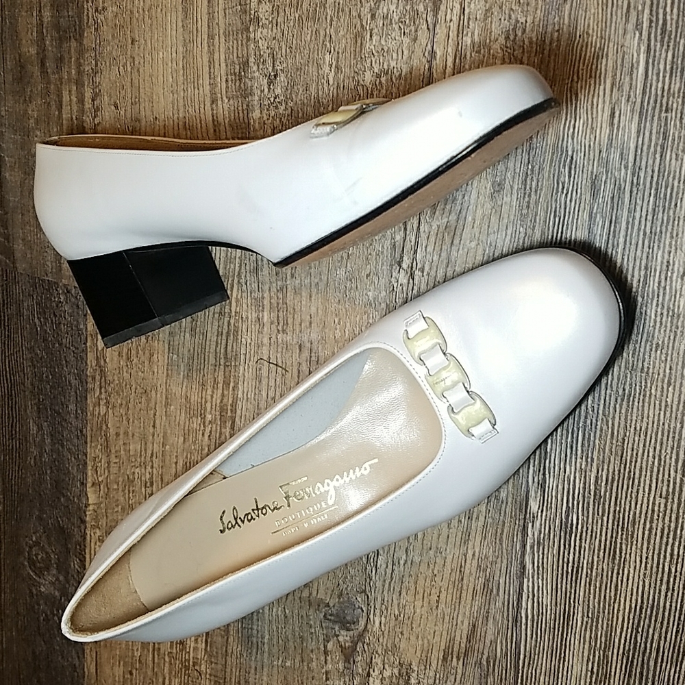 SALVATORE FERRAGAMO 9 C wide Pearl white gold enamel pearl off white Name Plate